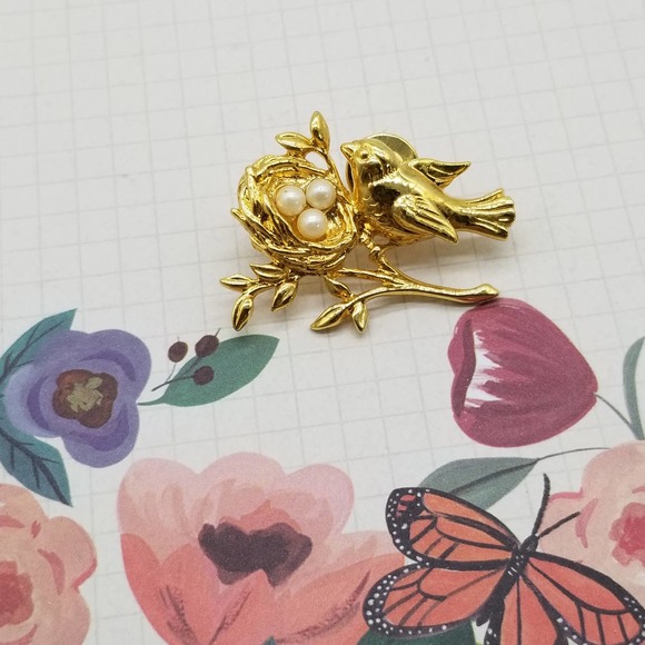 Goldtone Bird & Nest Brooch Pin Faux Pearls - Picture 2 of 3